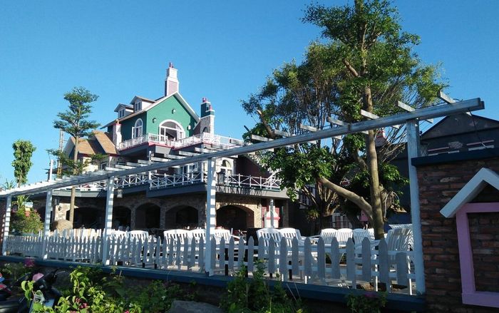 Khám phá những quán cà phê lãng mạn ở Hạ Long để tận hưởng không khí sống ảo tuyệt vời.