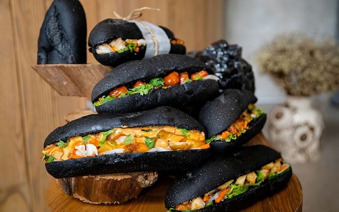 Không nên ngạc nhiên khi thấy bánh mì Bamimo đen như than cực kỳ thu hút tại Hạ Long 2