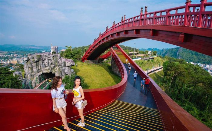 Quên đường về sau khi check-in tại cầu Koi Hạ Long 9