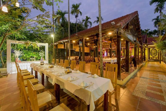 Khám phá hương vị đặc trưng của lẩu Hội An