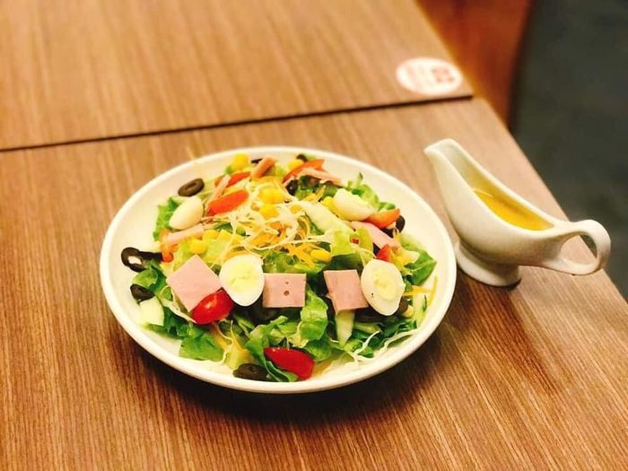 ```Thưởng thức đồ ăn tại C Cuisine Pizza & Burger và quên hết con đường về.```