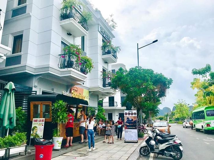 Không ngạc nhiên khi thấy bánh mì Bamimo đen như than rất thu hút khách tại Hạ Long.