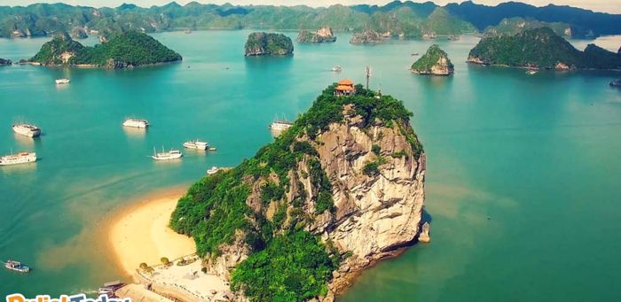 Vịnh Hạ Long - Tuyệt phẩm nghệ thuật của tự nhiên 8