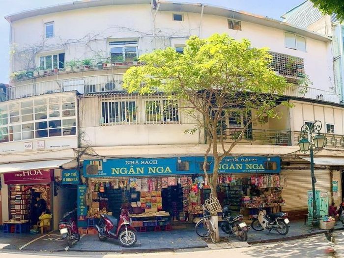 Phố Đinh Lễ - Nơi lý tưởng cho những tâm hồn đam mê sách giữa trái tim Hà Nội