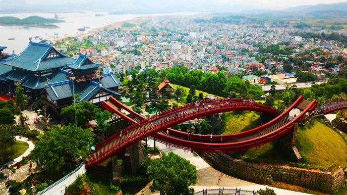 Quên đường về sau khi check-in tại cầu Koi Hạ Long 7