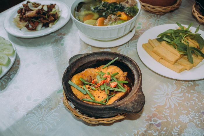 Tới nhà hàng cơm niêu Hương Việt để thưởng thức bữa cơm gia đình ấm cúng giữa lòng Đà Lạt.