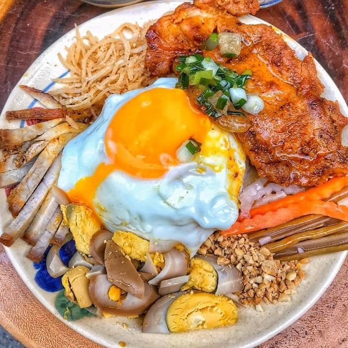 Thưởng thức cơm tấm Nha Trang
