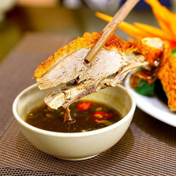 Tỏi và hành bóc vỏ, đập dập rồi băm nhuyễn