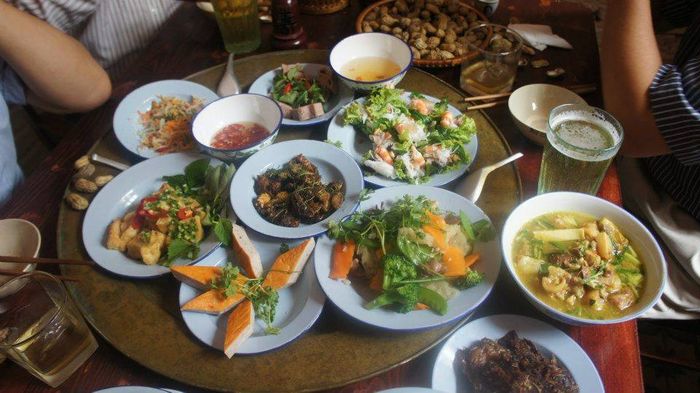 Quay ngược thời gian về quán cơm kiểu bao cấp thời ông bà ta ở Hà Nội số 16
