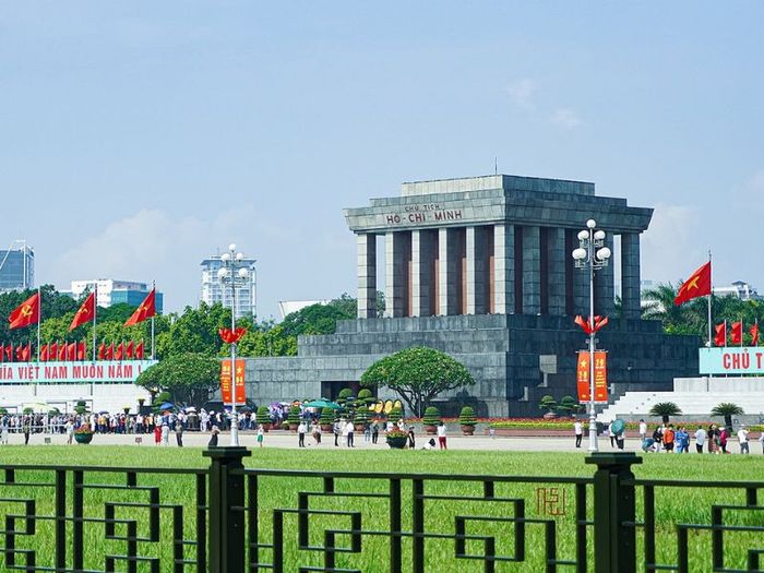 Hà Nội, với 12 danh lam đặc trưng, luôn khiến lòng người say đắm.