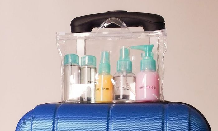 Chất lỏng, gel, bình xịt mua tại cửa hàng trong khu cách ly quốc tế được phép mang theo trong hành lý xách tay, phải đựng trong túi nhựa an ninh niêm phong, không giới hạn dung tích.