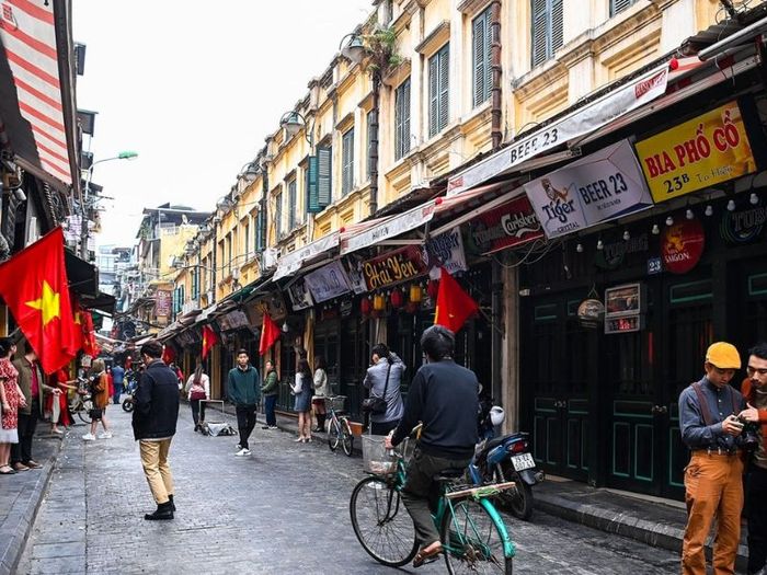 Vẻ đẹp của Hà Nội khiến lòng người say đắm trước 12 danh lam thắng cảnh.