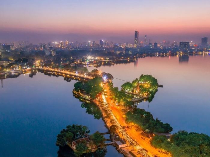 Vẻ đẹp của Hà Nội khiến lòng người say đắm trước 12 danh lam thắng cảnh.