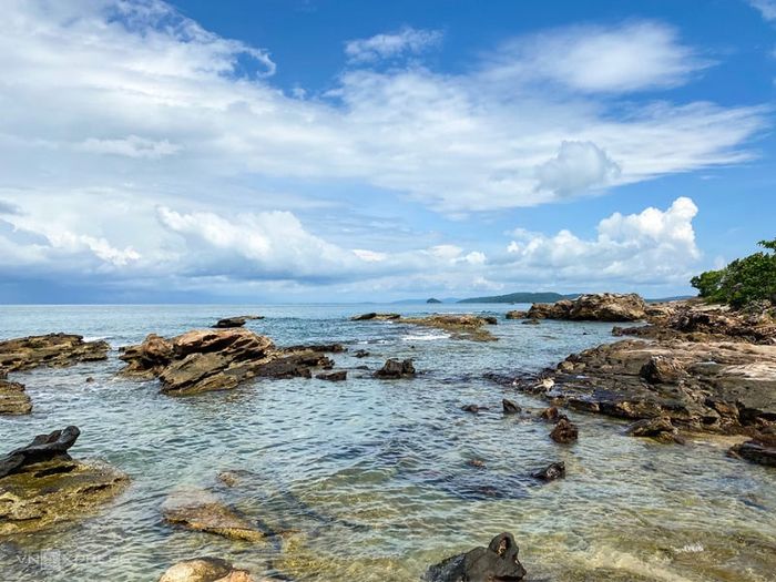Hòn Bần (hay còn gọi là hòn Bàng)
