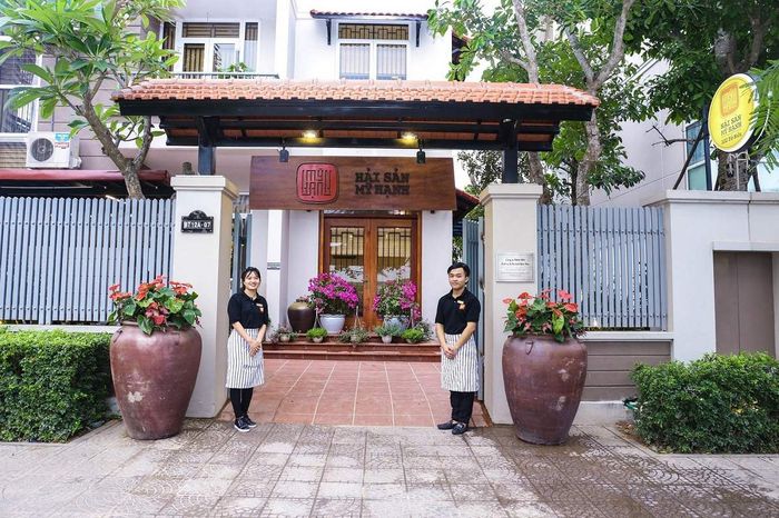 Đội ngũ đầu bếp tại Nhà hàng Hải Sản Mỹ Hạnh rất chuyên nghiệp và tay nghề cao. Họ coi việc nấu nướng như một nghệ thuật và dành nhiều tâm huyết cho từng món ăn. Với hơn 20 năm kinh nghiệm, đội ngũ đầu bếp không chỉ lành nghề mà còn am hiểu về nguyên liệu và công thức chế biến để thu hút và ấn tượng với thực khách.