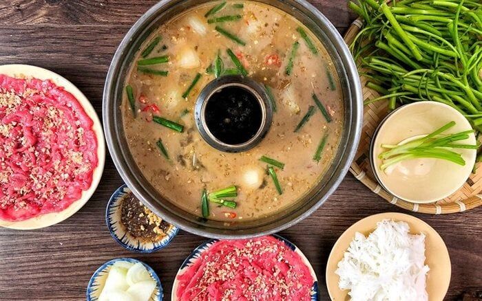 Khám phá hương vị đặc trưng của lẩu bò mắm ruốc.