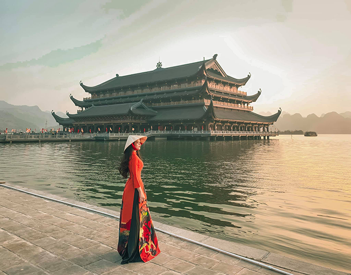 Chùa Tam Chúc nằm ở Hà Nam, là ngôi chùa lớn nhất ở Việt Nam đến thời điểm này. Nó nằm trong khu du lịch quốc gia Tam Chúc, với một quần thể rộng lớn bao gồm nhiều chùa, tượng phật lớn, vườn Cột Kinh với kiến trúc độc đáo, thu hút nhiều khách du lịch mỗi năm.