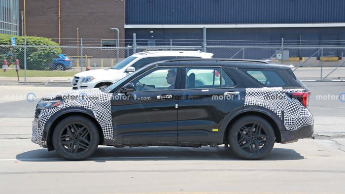 Ford Explorer 2024 tiết lộ, hứa hẹn nhiều cải tiến đáng chú ý về thiết kế 2024-ford-explorer-side-view-spy-photo.jpg