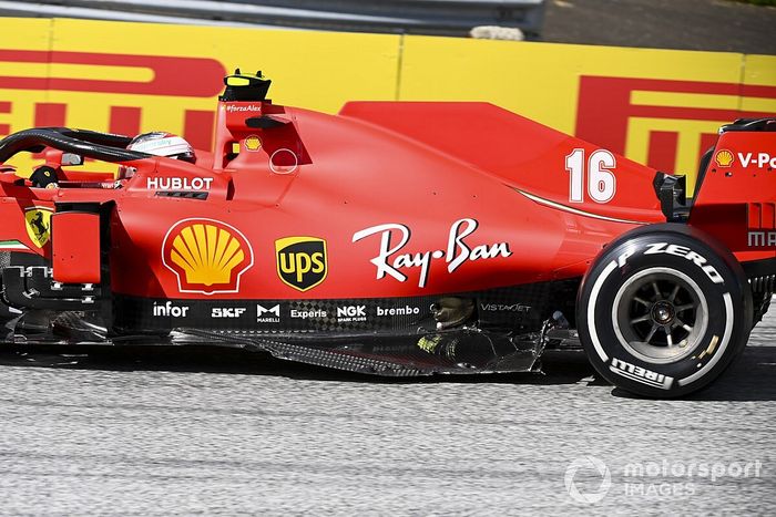 Xe của Charles Leclerc bị hỏng sau va chạm với Vettel.