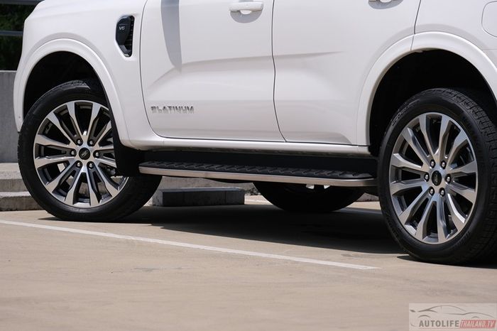 Hình ảnh thực tế của Ford Everest Platinum V6 3.0L tại Thái Lan ford-everest-platinum-v6-ex-017.jpg