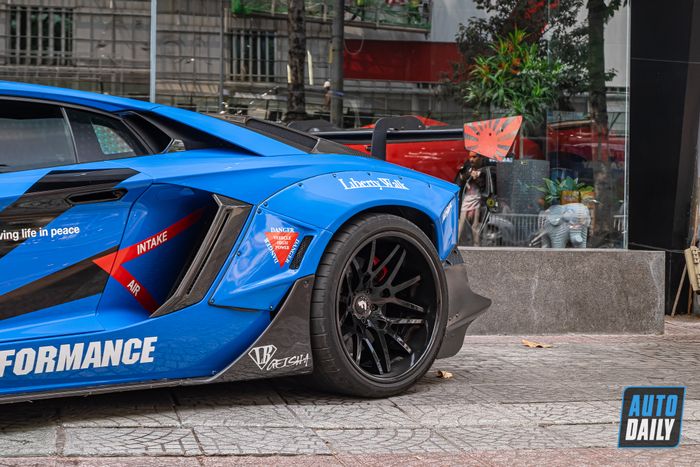 Chiếc Lamborghini Aventador độ Liberty Walk độc nhất tại Việt Nam đã được trả về với màu sơn nguyên bản.