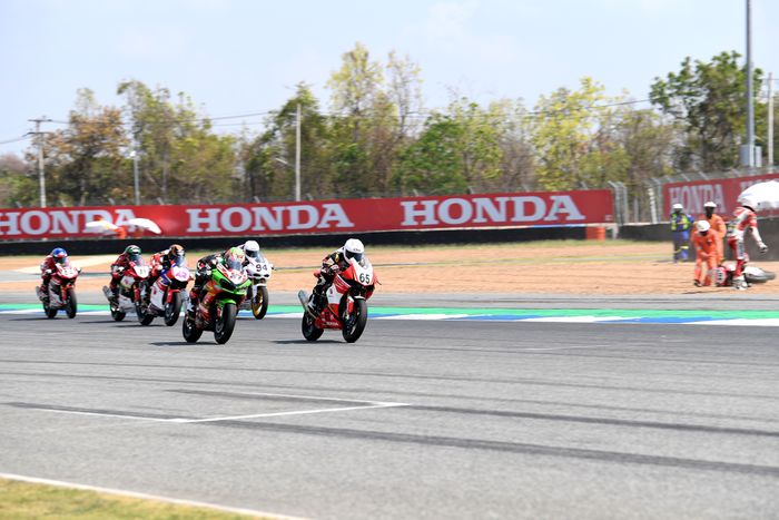 Đỉnh cao Chặng 1 ARRC 2023 – Một màn trình diễn xuất sắc từ “tay đua điên” arrc-2023-round1-race2-074.jpg