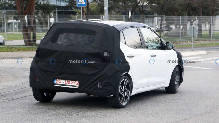 Hyundai i10 Facelift 2024 tiết lộ trên đường chạy thử, có sự thay đổi về kiểu dáng 2024-hyundai-i10-rear-view-spy-photo.jpg