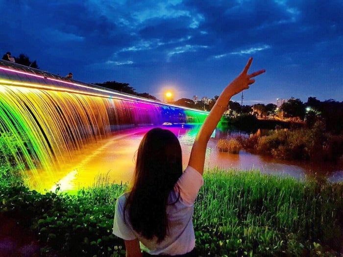 Nhìn từ xa, cầu Ánh Sao Sài Gòn tỏa sáng như ngàn vì sao
