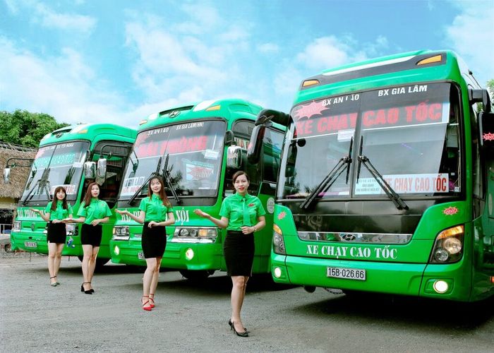 Nhà xe Ô Hô với màu xanh nổi bật, đã trở thành lựa chọn quen thuộc của nhiều hành khách thường xuyên đi tuyến Hà Nội - Hải Phòng.