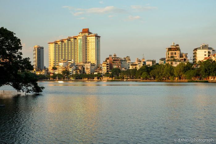Bức tranh hoàng hôn tuyệt đẹp trên bờ hồ Tây vào những ngày cuối thu thứ chín