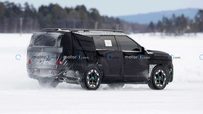 Khám phá Hyundai Santa Fe 2024 với khả năng vận hành mạnh mẽ trên tuyết