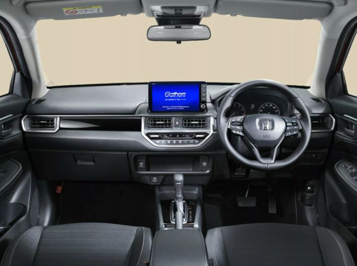 Honda WR-V 2024 thu hút sự quan tâm của khách hàng sau khi Toyota Raize và Daihatsu Rocky gặp vấn đề an toàn. Giá bán của Honda WR-V 2024 là từ 13.240 USD.
