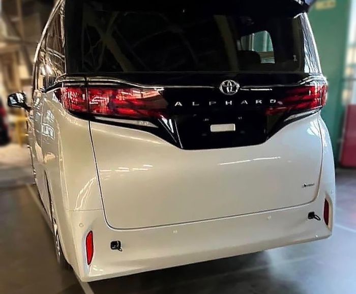 Toyota Alphard 2024 lộ diện trong ảnh thực tế “sống động, chân thực” toyota-alphard-2.jpg