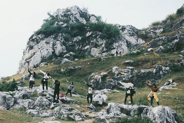 Núi Trầm cách trung tâm thành phố Hà Nội khoảng hơn 30km, là điểm đến lý tưởng cho một chuyến đi dã ngoại cuối tuần.