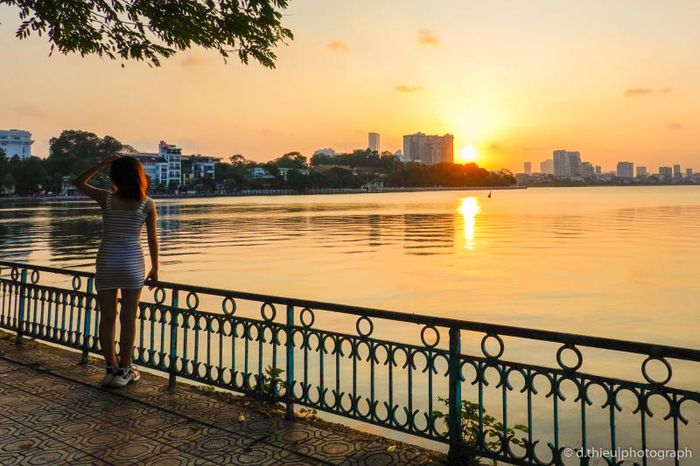 Bức tranh hoàng hôn lung linh trên bờ hồ Tây vào những ngày cuối thu thứ sáu