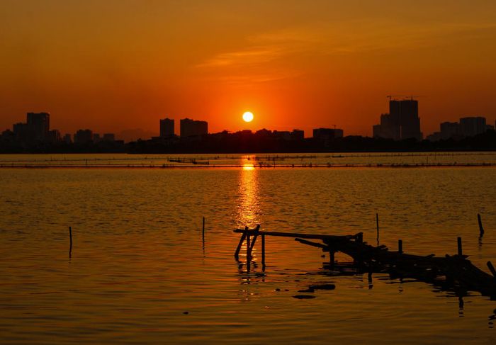 Tranh hoàng hôn trên Hồ Tây mỗi buổi chiều tà vẫn đẹp đôi lòng người