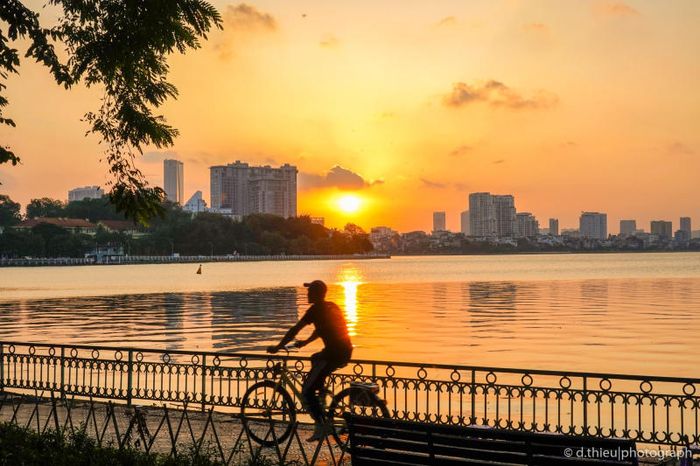Bức tranh bình minh trên bờ hồ Tây đẹp đẽ vào những ngày cuối thu thứ năm