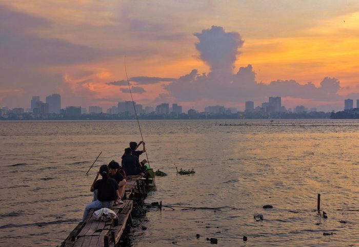 Tranh hoàng hôn trên Hồ Tây mỗi buổi chiều tà vẫn làm say lòng người