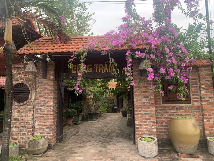 Cung Trầm Cafe Ẩm Thực với không gian yên bình, mang lại cảm giác hoài cổ