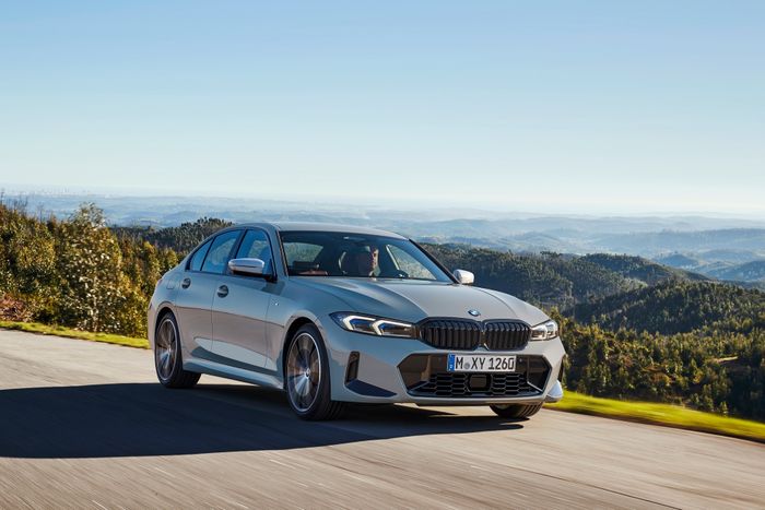 BMW 3 Series thuần điện thế hệ mới sẽ mang tên là i320 và i330, được BMW 3-Series 2023 chính thức ra mắt, với nội thất tương tự như 7-Series 2023.