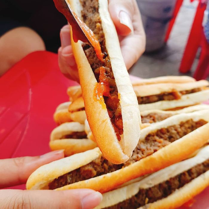 Đừng bỏ lỡ cơ hội thử bánh mỳ tại quán Khánh Lạp - một trong những điểm đến không thể bỏ qua khi đến Hải Phòng!