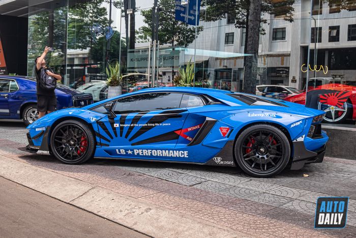 Chiếc Lamborghini Aventador đã được độ theo phong cách Liberty Walk trở lại với màu sơn ban đầu của nó.