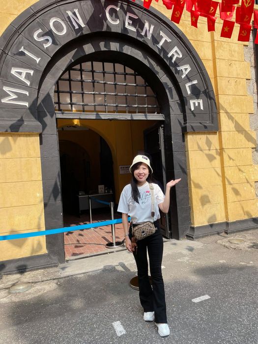 Thăm quan Nhà tù Hỏa Lò, nơi từng là địa ngục trần gian nổi tiếng