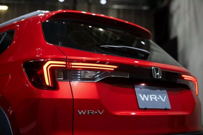 Honda WR-V 2024 thu hút sự quan tâm của khách hàng sau khi Toyota Raize và Daihatsu Rocky gặp vấn đề an toàn. Giá bán của Honda WR-V 2024 là từ 13.240 USD.