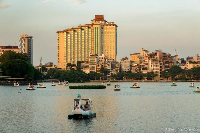 Bức tranh hoàng hôn tuyệt đẹp trên bờ hồ Tây vào những ngày cuối thu thứ tám