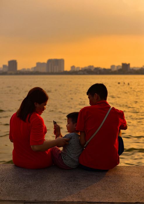 Tranh hoàng hôn trên Hồ Tây mỗi buổi chiều tà vẫn làm say lòng người