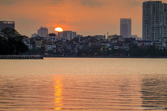 Tranh cảnh Hoàng hôn trên Hồ Tây đẹp đến ngẩn ngơ trong những ngày cuối thu 2