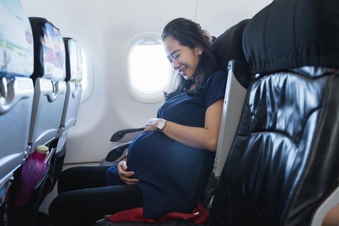 Hình ảnh và quy định cho phụ nữ mang thai khi đi máy bay