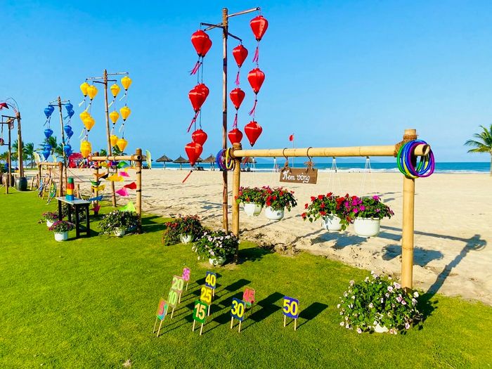 Vinpearl Nam Hội An mang đến trải nghiệm tuyệt vời của quê hương và không gian tết xưa, với chợ truyền thống, trò chơi dân gian và những giây phút thư giãn bên bờ biển Bình Minh.