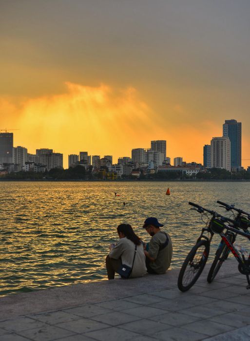 Bức tranh hoàng hôn trên Hồ Tây mỗi buổi chiều tà vẫn làm người ta say đắm